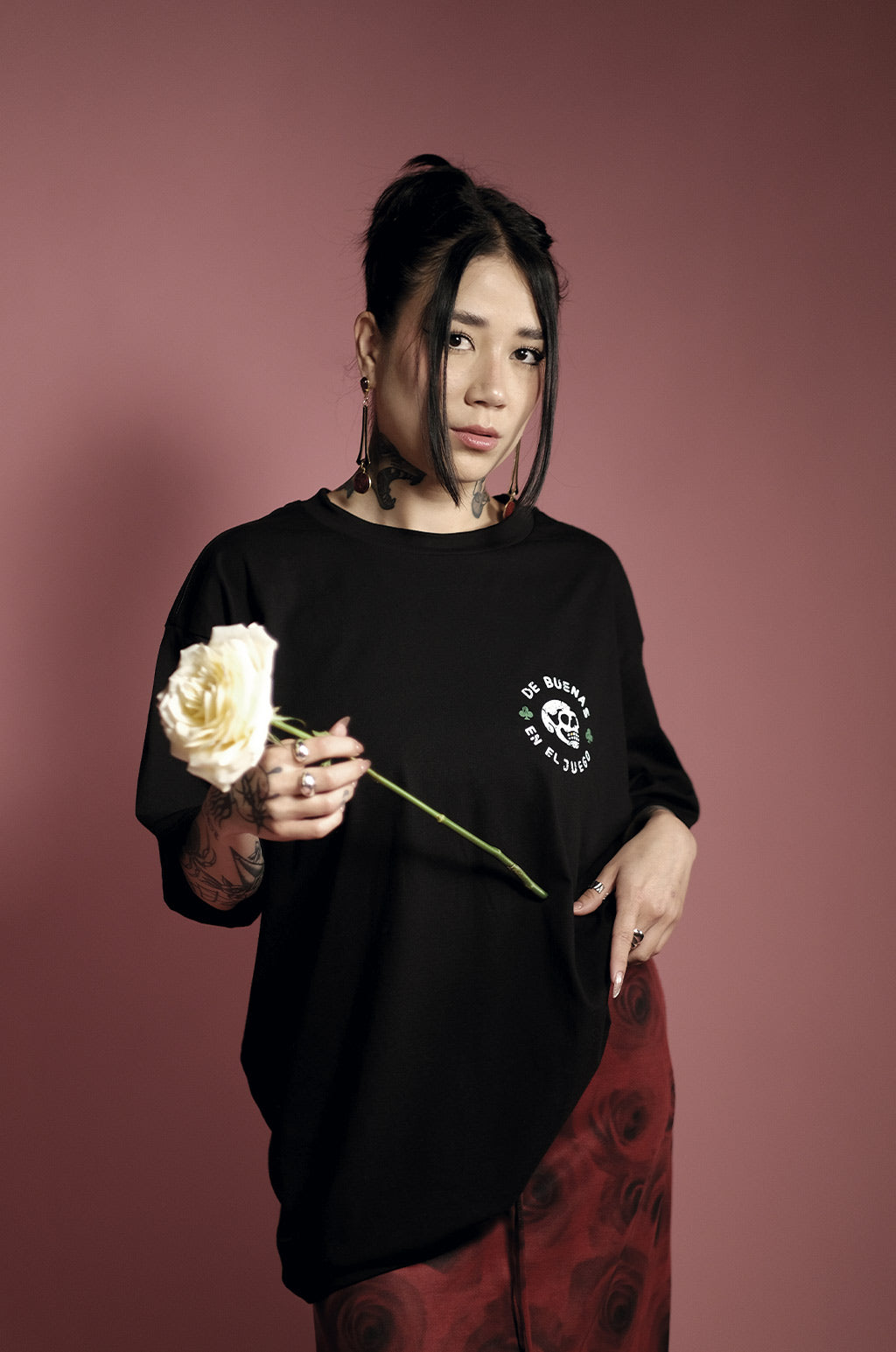 CAMISETA OVERSIZED DE BUENAS EN EL JUEGO NEGRA